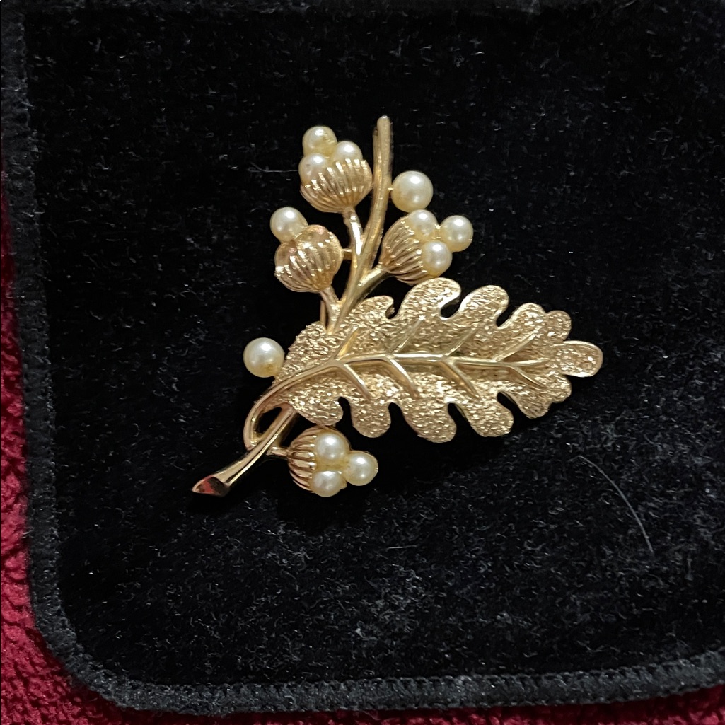 Trifari Gold Leaf Brooch With Pearls Vintage 18$